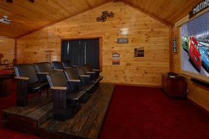 een kamer met stoelen en een scherm in een cabine bij Sweet Tranquility Pool Lodge in Cosby