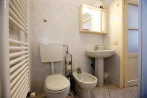 a bathroom with a toilet and a sink at Piazzale Italia in Oggebbio