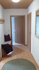 um quarto com uma porta de correr com uma cama e uma porta em Ferienwohnung Bergblick em Kleingießhübel