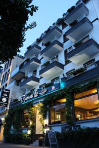 un bâtiment d'hôtel avec un panneau d'hôtel devant lui dans l'établissement Rheinhotel Lilie, à Boppard