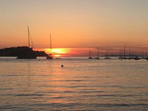 un coucher de soleil sur une étendue d'eau avec des bateaux dans l'établissement Bed & Breakfast Bounty, à Rio nellʼElba