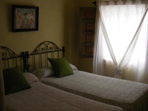 Tempat tidur dalam kamar di Apartamentos San Antón