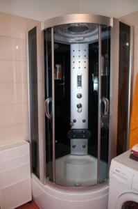 - une douche dans l'angle de la salle de bains dans l'établissement Buga And Tuga Rooms, à Split