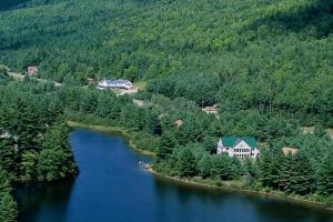 una vista aérea de una casa y un lago en The Sterling Inn, en Caratunk