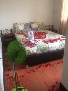 1 dormitorio con 1 cama con un cisne de juguete en el suelo en Alojamiento Rural Gran Chaparral, en El Colegio