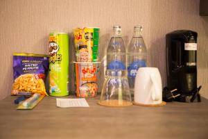 Um balcão com comida e garrafas. em Aspira Sukhumvit em Banguecoque