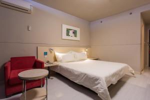 Postel nebo postele na pokoji v ubytování Jinjiang Inn Baoji High-speed Rail Station