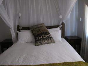 Giường trong phòng chung tại Ukuthula Cottages