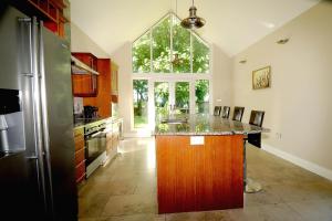 cocina con ventana grande y encimera grande en Homeplace Retreat Bellaghy Top Rated Property for Families Min 2 nights, en Bellaghy