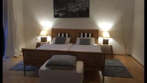 ein Schlafzimmer mit einem großen Bett und zwei Lampen in der Unterkunft Landhaus am Deich in Cluvenhagen