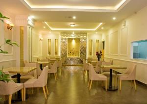 Elegant Hotel tesisinde bir restoran veya yemek mekanı