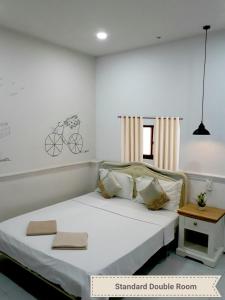 A bed or beds in a room at Khoi Hostel