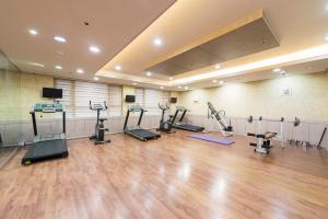 een fitnessruimte met loopbanden en fitnessapparatuur in een kamer bij Western Coop Hotel & Residence Dongdaemun in Seoul