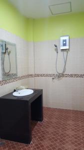 Een badkamer bij Khao Sok Country Resort