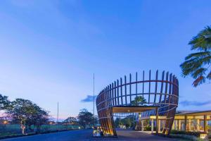 een grote houten stoel aan de kant van een weg bij Le Grande Bali in Uluwatu