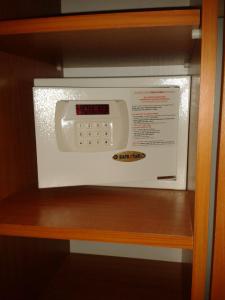 a microwave oven sitting on top of a shelf at Átrium Hotel Harkány in Harkány