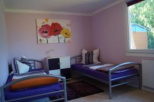 1 Schlafzimmer mit 2 Betten und einem Fenster in der Unterkunft Ferienhaus am Luckower See in Sternberg
