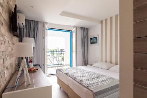 Postel nebo postele na pokoji v ubytování Hotel Aleksandar