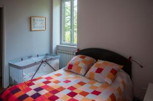 Hospitalite et patrimoine في Lentilly: غرفة نوم بسرير ومخدة ونافذة
