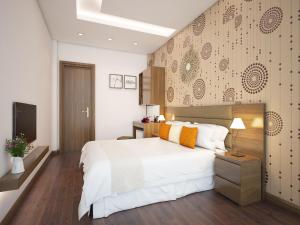 Postel nebo postele na pokoji v ubytování Hanoi Bel Ami Hotel