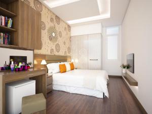 Postel nebo postele na pokoji v ubytování Hanoi Bel Ami Hotel