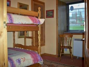 Divstāvu gulta vai divstāvu gultas numurā naktsmītnē Roadside Cottage