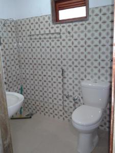 a bathroom with a toilet and a sink at Horton Mountain in Ohiya
