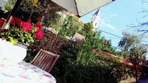 A garden outside Karmelita Boutique Apartman