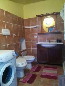 オルビアにあるCasa Coccoのバスルーム(トイレ、洗面台、洗濯機付)