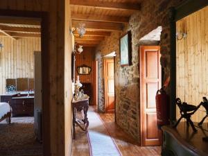 um corredor de uma casa com uma parede de pedra em Casa do Monge em Leomil