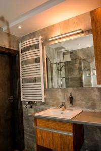 uma casa de banho com um lavatório e um espelho em Apartament 34 Gdynia KLIMATYZOWANY em Gdynia