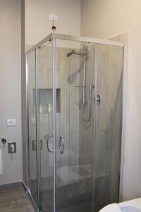 a shower with a glass door in a bathroom at Bilocale Sirio-Intero appartamento ad uso esclusivo by Appartamenti Petrucci by Appartamenti Petrucci in Foligno