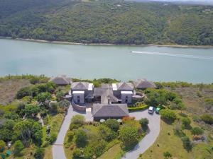 eine Luftaufnahme eines Hauses neben einem See in der Unterkunft River Cottage in Kenton on Sea