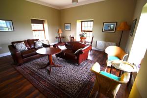 uma sala de estar com um sofá e uma mesa em Island View Luxury Apartment em Clifden