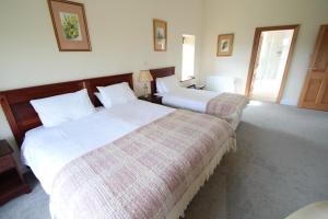 two beds in a hotel room with two beds at Island View Luxury Apartment in Clifden