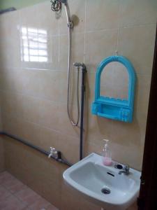 Phòng tắm tại Jati Indah Homestay