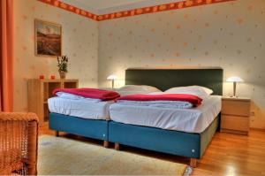 Una cama o camas en una habitación de Zur Alten Schmiede