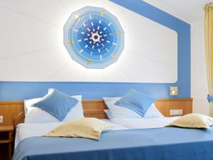 Tempat tidur dalam kamar di Hotel Landgasthof Rüppel