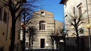 stary kamienny budynek z oknem i wieżą w obiekcie Accogliente bilocale centro storico w Arezzo
