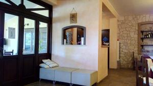 una habitación con un banco frente a una puerta en Agriturismo Casale Sera, en Fontana Liri