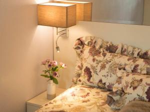 Un pat sau paturi într-o cameră la Hartha Appartment Brigitte