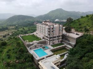 een luchtfoto van een gebouw met een zwembad bij Mount Valley Resort in Kumbhalgarh