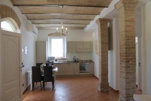 kuchnia i jadalnia ze stołem i krzesłami w obiekcie Il casale di famiglia w mieście Montefalco