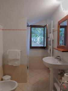 Koupelna v ubytování Agriturismo L'Ciabot + 37 fotografií