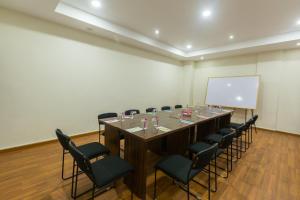 een conferentieruimte met een lange tafel en stoelen bij Mount Valley Resort in Kumbhalgarh