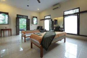 TV a/nebo společenská místnost v ubytování Nara Ubud Cottage by Mahaputra