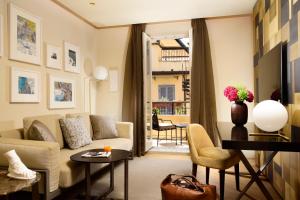 salon z kanapą i stołem w obiekcie Margutta 19 - Small Luxury Hotels of the World w Rzymie