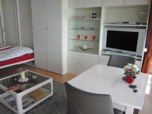 Et tv og/eller underholdning på Seeblick Apartment in Plaza Maritim Residenz