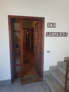 een deur naar een kamer met een trap bij Leopardi in Lequile