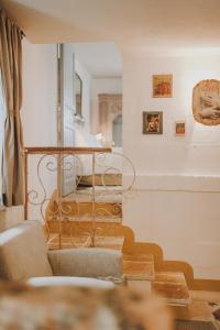 - un salon avec un escalier en colimaçon dans l'établissement Masseria Montenapoleone, à Fasano